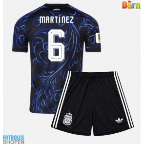 Billiga Argentina Lisandro Martinez #6 Bortatröja Barn VM 2026 Kortärmad (+ Korta byxor)